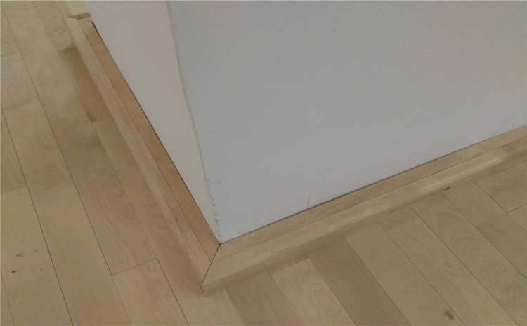 松木體育館實木地板多少錢一平米？