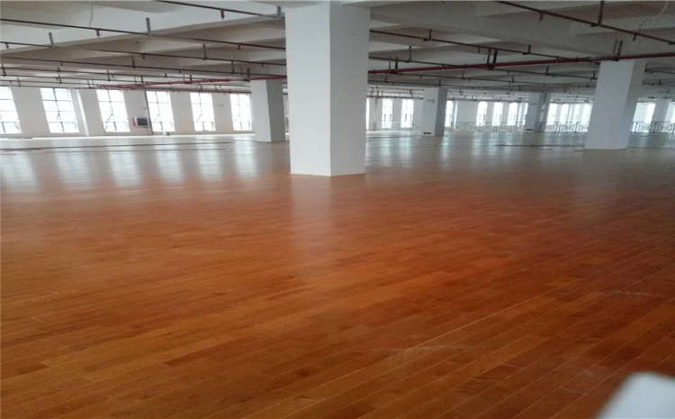 拼裝風雨操場實木地板施工技術