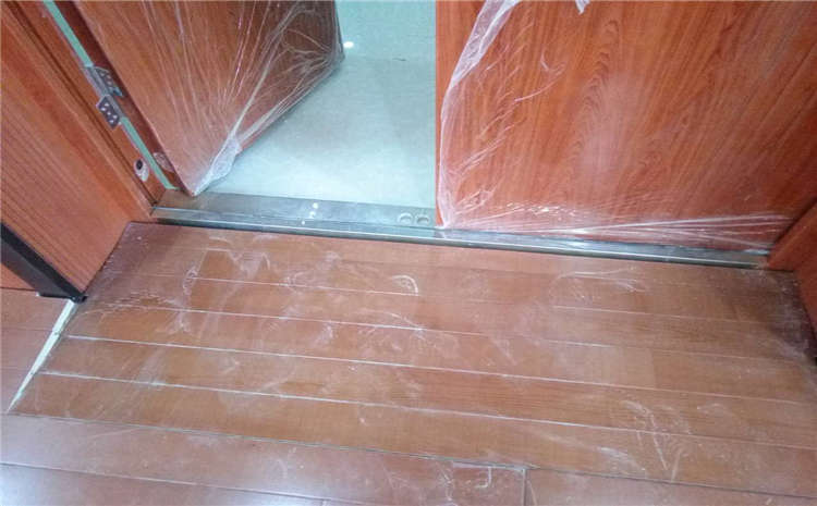 松木羽毛球館木地板怎么翻新？