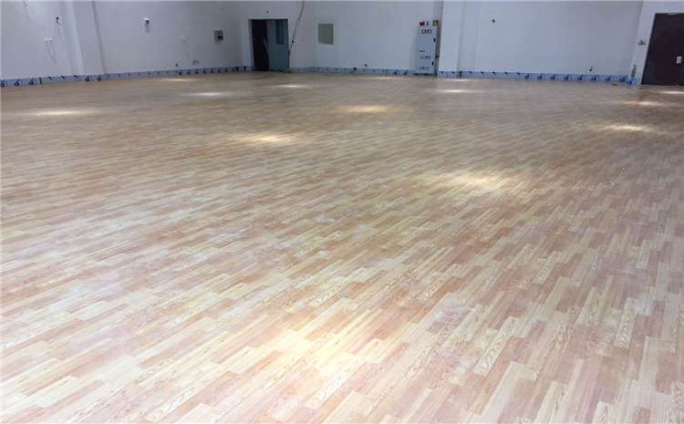 24厚羽毛球館木地板價(jià)格是多少錢(qián)？