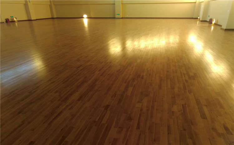 學校運動籃球地板哪個品牌好?