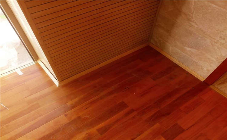 白銀體育運(yùn)動地板